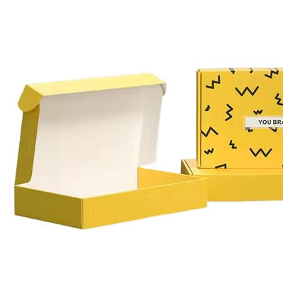 Kotak pengiriman kardus bergelombang berwarna dengan logo yang dicetak